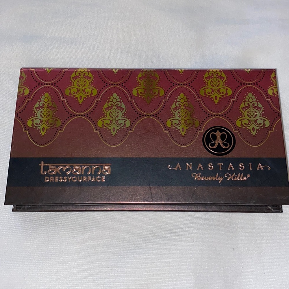 Anastasia Beverly Hills Tamanna Dress your face palette